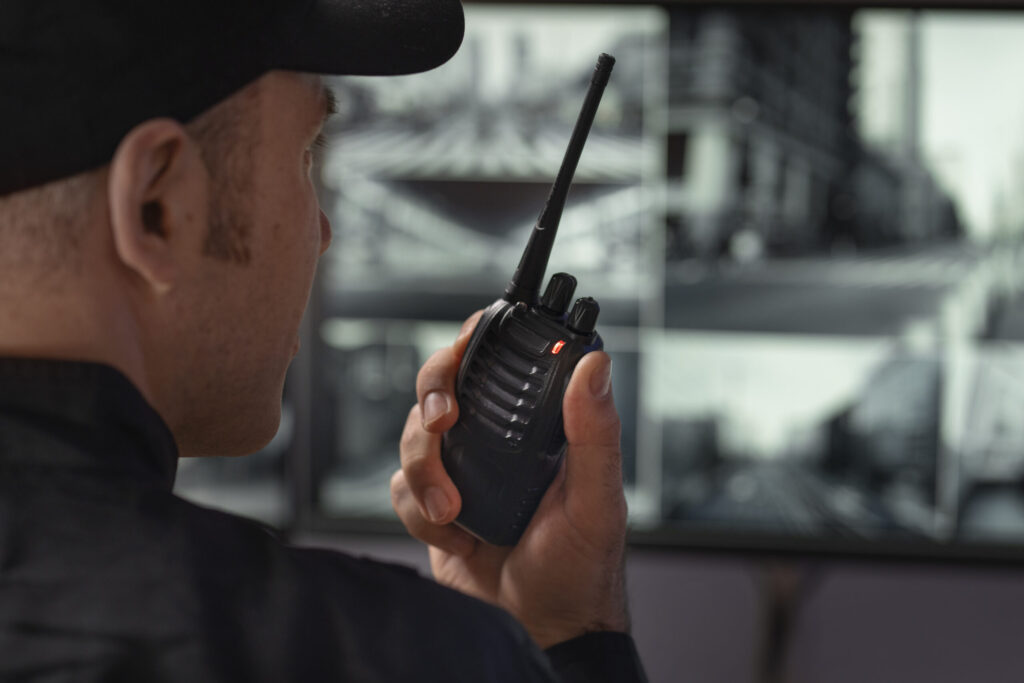 - Monitoramento em tempo real de grandes áreas - Vigilância automatizada de perímetros e obras - Respostas rápidas em situações de emergência - Inspeção do uso de EPIs e conformidade com normas - Detecção de intrusos com alerta imediato - Registro visual de incidentes - Redução de riscos em áreas perigosas
